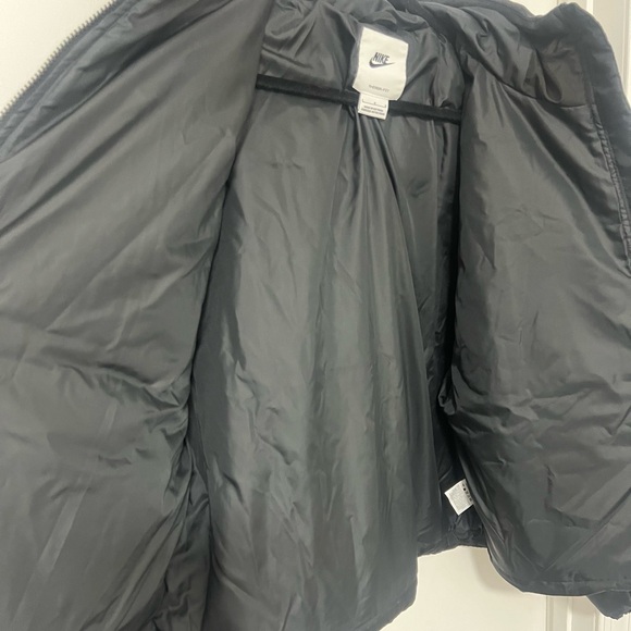 Nike Women’s Sportwear Therma-Fit Puffer Black Jacket New - Picture 10 of 15